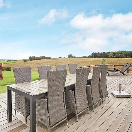 9 Person In Millinge-by Traum