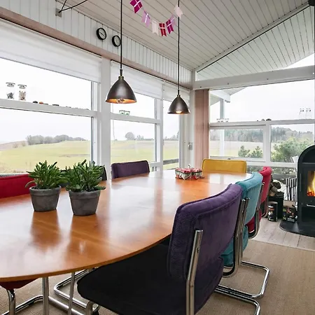 9 Person In Millinge-by Traum *