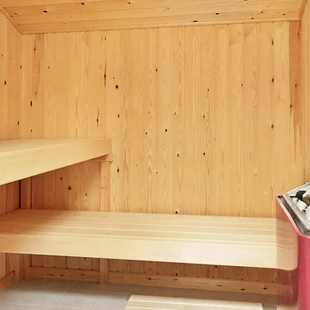 9 Person In Millinge-by Traum Millinge